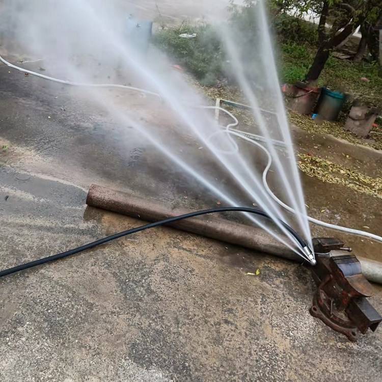 使用管道清淤機(jī)疏通清洗管道沉渣
